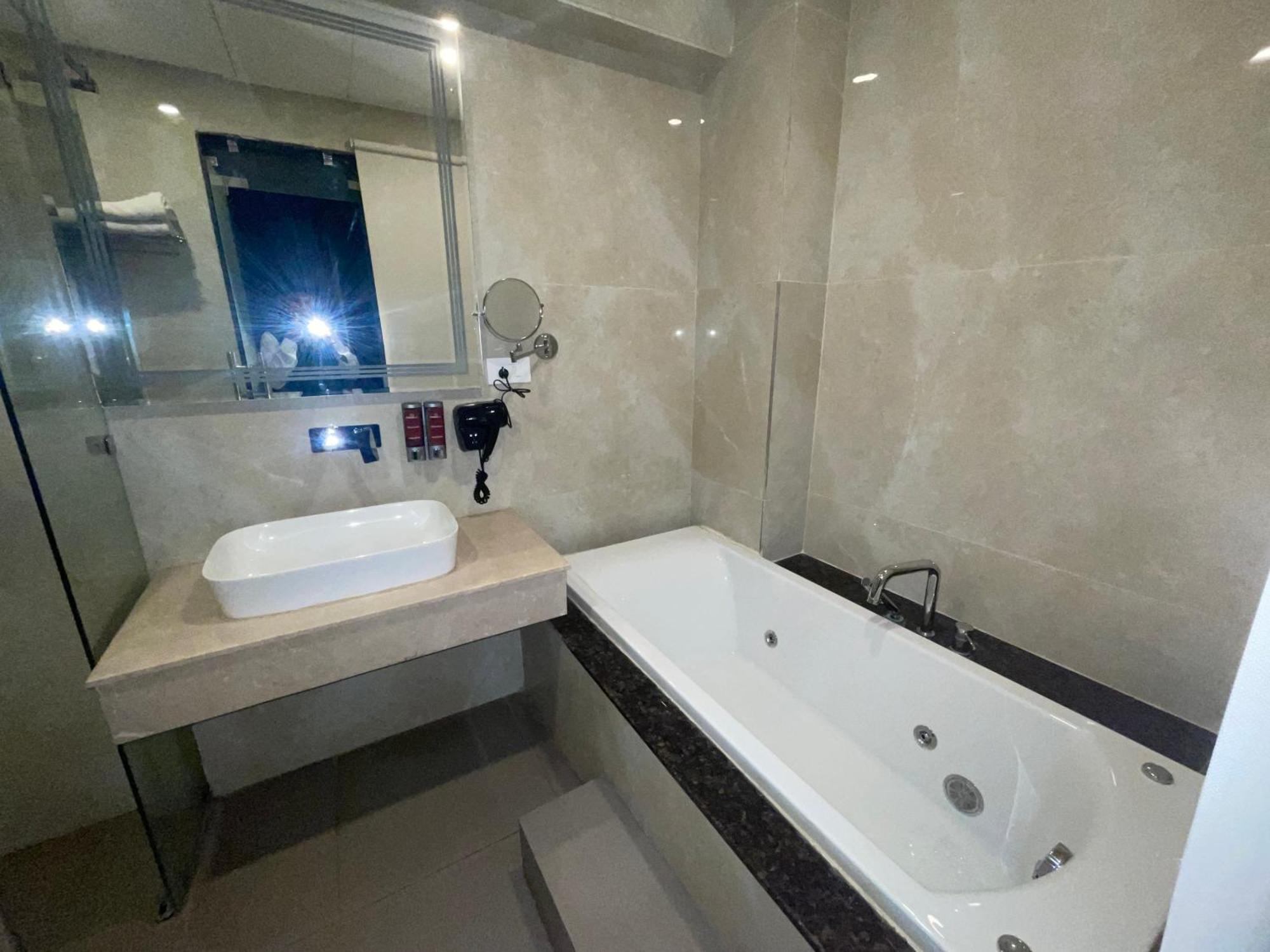 Pride Hotel And Resort Рішикеш Екстер'єр фото